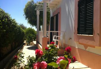 Casa do Cabo de Santa Maria allows 18 year olds to book a room