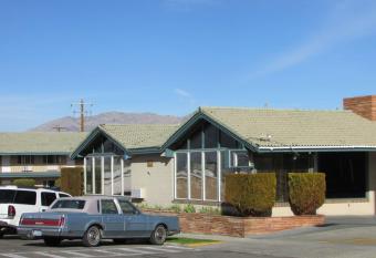 Travelodge by Wyndham Hawthorne has Smoking rooms