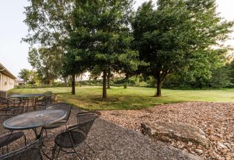Super 8 by Wyndham Higginsville has Smoking rooms