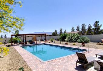 Falcon Cottage has Balcony rooms