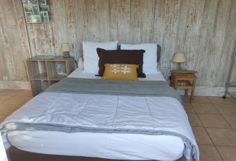 Les Cigales du Bassin allows 18 year olds to book a room