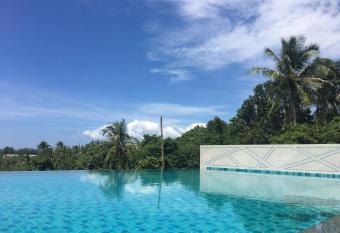 Beach Style Condo Pool, Gym, 1100m To Great Beach. has Balcony rooms