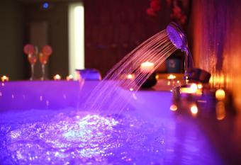 Akemi House Luxury Accomodation has rooms with a private hot tub