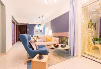 Guangzhou Haizhu  Pearl Shadow Star City   Locals Apartment 00138600 has rooms with a private hot tub