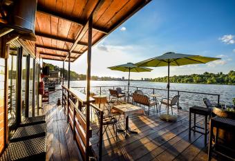 San Art Floating Hostel & Apartments has Balcony rooms