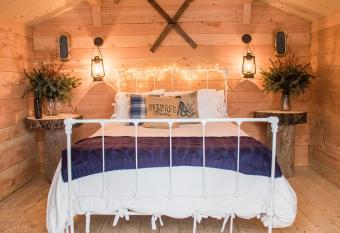 Between Beaches Alaska has rooms with a private hot tub