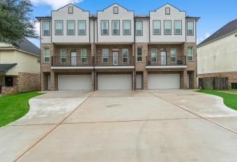 2 Bedroom House - King Bed - 10 mins from IAH allows 18 year olds to book a room