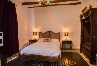 Casa rural El Ralenco has rooms with a private hot tub