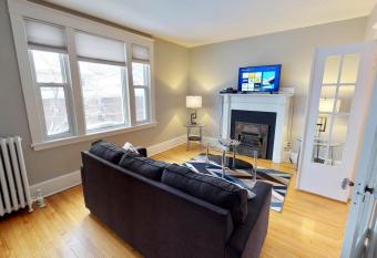 Bright, Clean, Private. In the Heart of Downtown! Parking, Wi-Fi and Netflix included has Balcony rooms