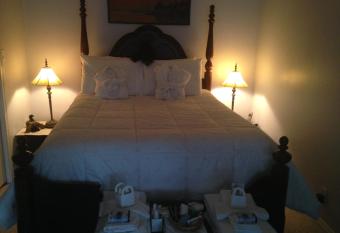 Eagle's Nest B&B has rooms with a private hot tub