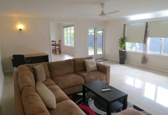Edge Hill Clean & Green Cairns, 7 Minutes from the Airport, 7 Minutes to Cairns CBD & Reef Fleet Terminal allows 18 year olds to book a room