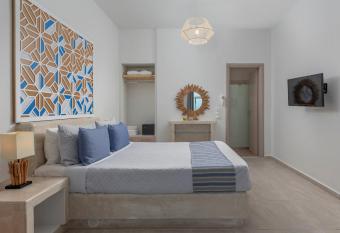 Gizis Exclusive has rooms with a private hot tub