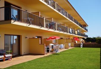 Apartaments Les Dunes allows 18 year olds to book a room