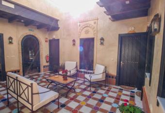 La Esperanza has Balcony rooms