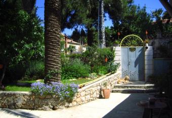 Apartments Veli Lo  inj allows 18 year olds to book a room