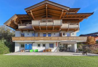 Chalet Alpina has Balcony rooms