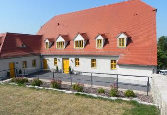 Hotel Altes Salzamt allows 18 year olds to book a room