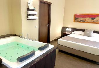 Residenza il Barone has rooms with a private hot tub