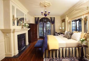 Ledson Hotel & Zina Lounge has rooms with a private hot tub