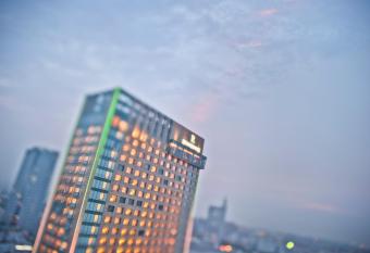 Renaissance Shanghai Caohejing Hotel has rooms with a private hot tub