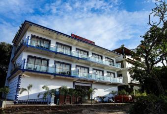 Hotel Baga HighQ - Baga Beach Goa allows 18 year olds to book a room