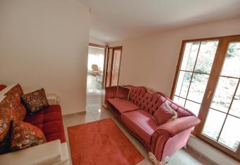 Ayg  n Suites Hotel&Bungalow UZUNG  L has rooms with a private hot tub