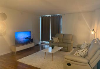 Newly Renovated 2 Bed/Bath in Downtown UG parking has Balcony rooms