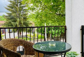 Agropensiunea Colev has rooms with a private hot tub