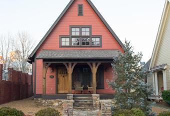 Wayward Cottage has Balcony rooms