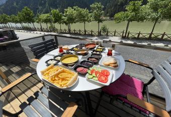 Ozkan Otel allows 18 year olds to book a room