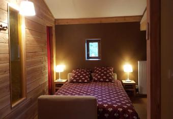 Le Chalet du Parc has Balcony rooms