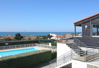 Village Vacances Azureva Anglet allows 18 year olds to book a room