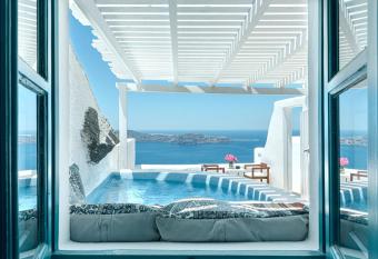 Afroessa Hotel by Pearl Hotel Collection has rooms with a private hot tub