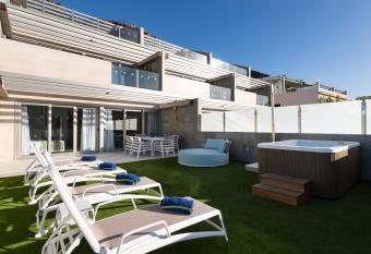 Cordial Mog  n Solaz allows 18 year olds to book a room