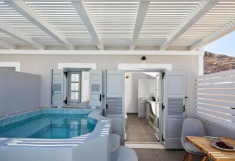 Blue Sea Hotel has rooms with a private hot tub