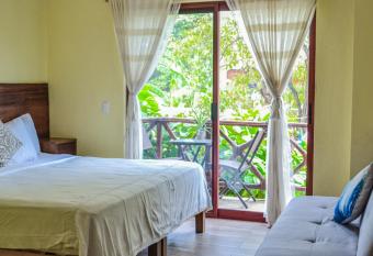 Verde Luna has Balcony rooms