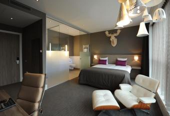 Van der Valk Hotel Brussels Airport has rooms with a private hot tub