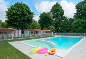 Camping Serenissima allows 18 year olds to book a room