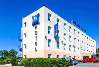 ibis Budget Hotel Vitrolles allows 18 year olds to book a room