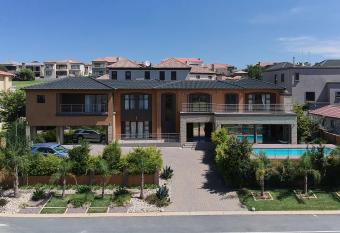 Alimama Spaces: Manson Mansion has rooms with a private hot tub