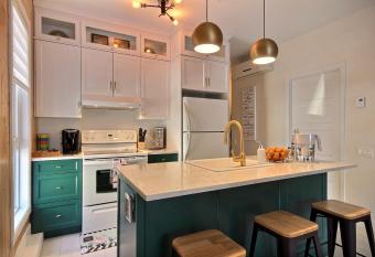 La vie est belle: FREE PARKING, GYM, ROOFTOP TERRACE has Balcony rooms