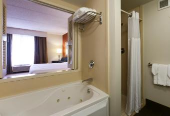 Hilton Garden Inn Secaucus/Meadowlands has rooms with a private hot tub