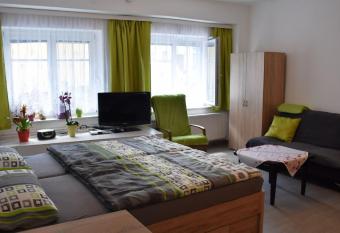 Fam. Graf Privatzimmervermietung allows 18 year olds to book a room