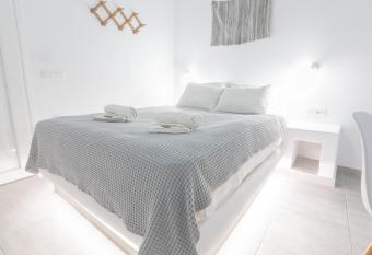 Carlos Pension has Balcony rooms