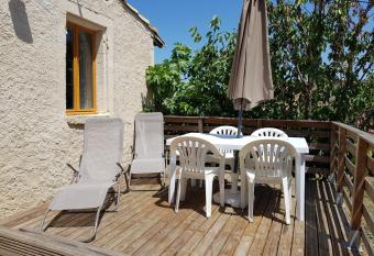 Chemin de la Carquette allows 18 year olds to book a room