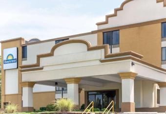 Days Inn Hagerstown has Smoking rooms