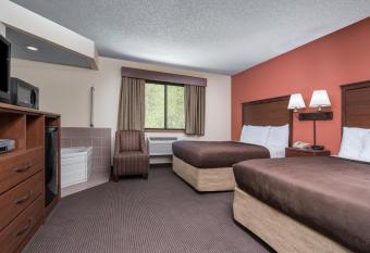 AmericInn by Wyndham Tofte Near Lake Superior has rooms with a private hot tub