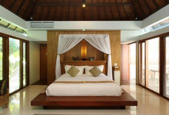 Swarapadi Villa has rooms with a private hot tub