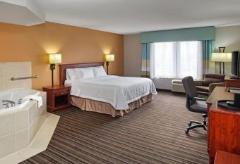 Hampton Inn & Suites by Hilton Toronto Airport has rooms with a private hot tub