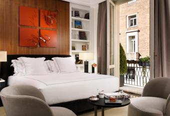 The First Dolce - Preferred Hotels & Resorts has rooms with a private hot tub